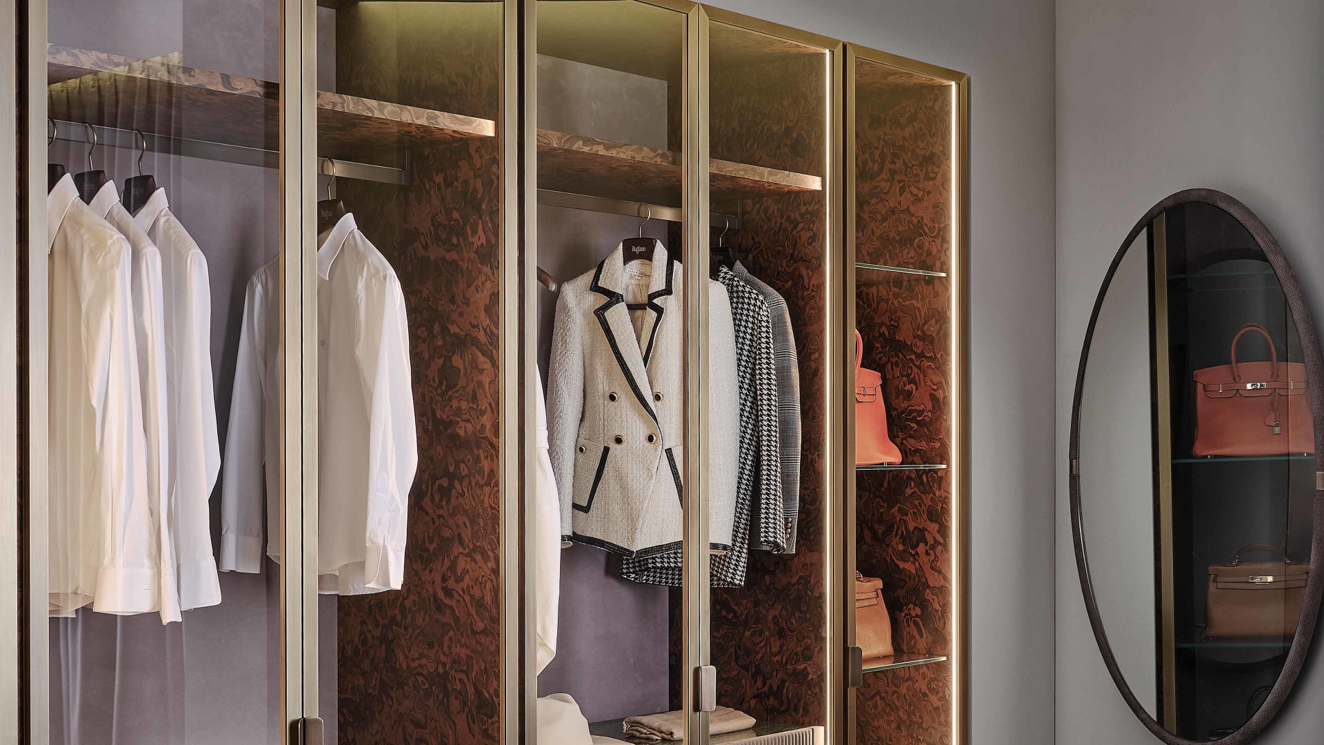 Zelo wardrobe | Rugiano. Modular wardrobe with elegant glass doors, offering sophisticated storage and customizable interior solutions.