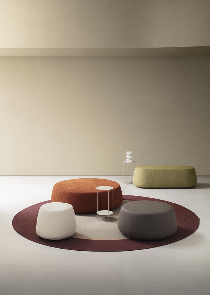 Denny pouf | ALF Dafre. Elegant upholstered pouf with rounded shapes and a removable cover, perfect for seating or as a surface.