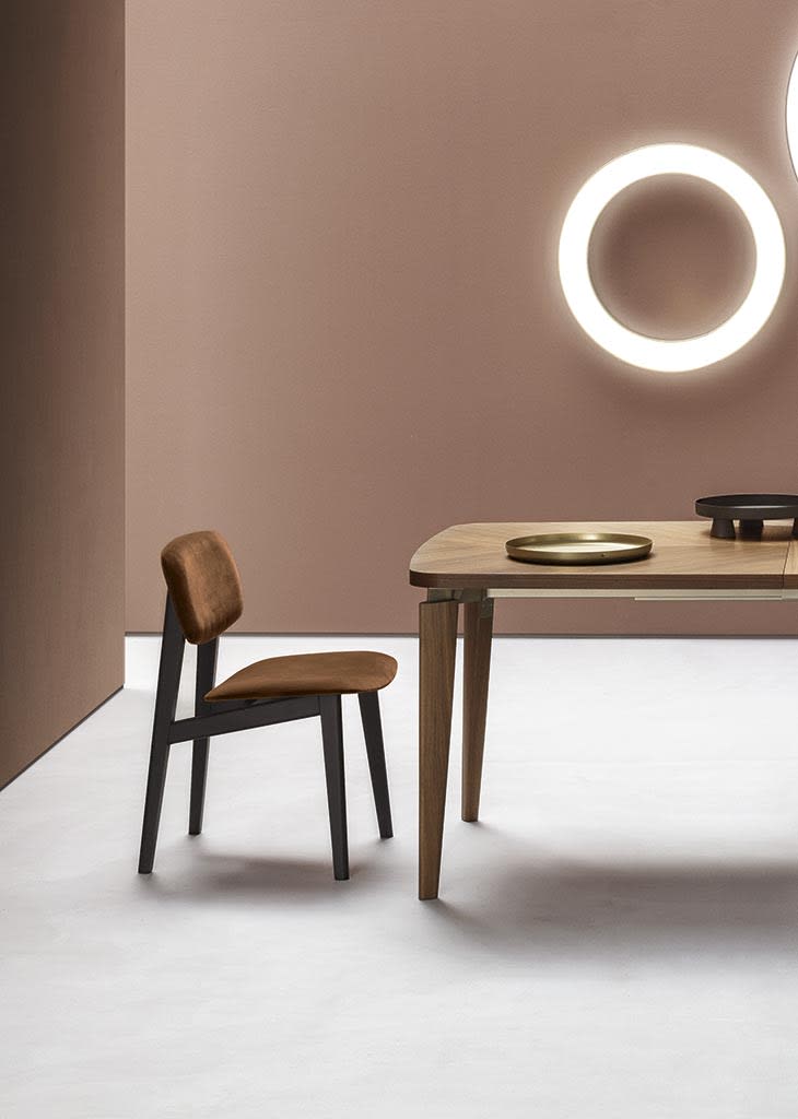 Shift chair | ALF Dafre. Elegant ash wood chair with a unique deconstructed design, blending comfort and contemporary aesthetics.