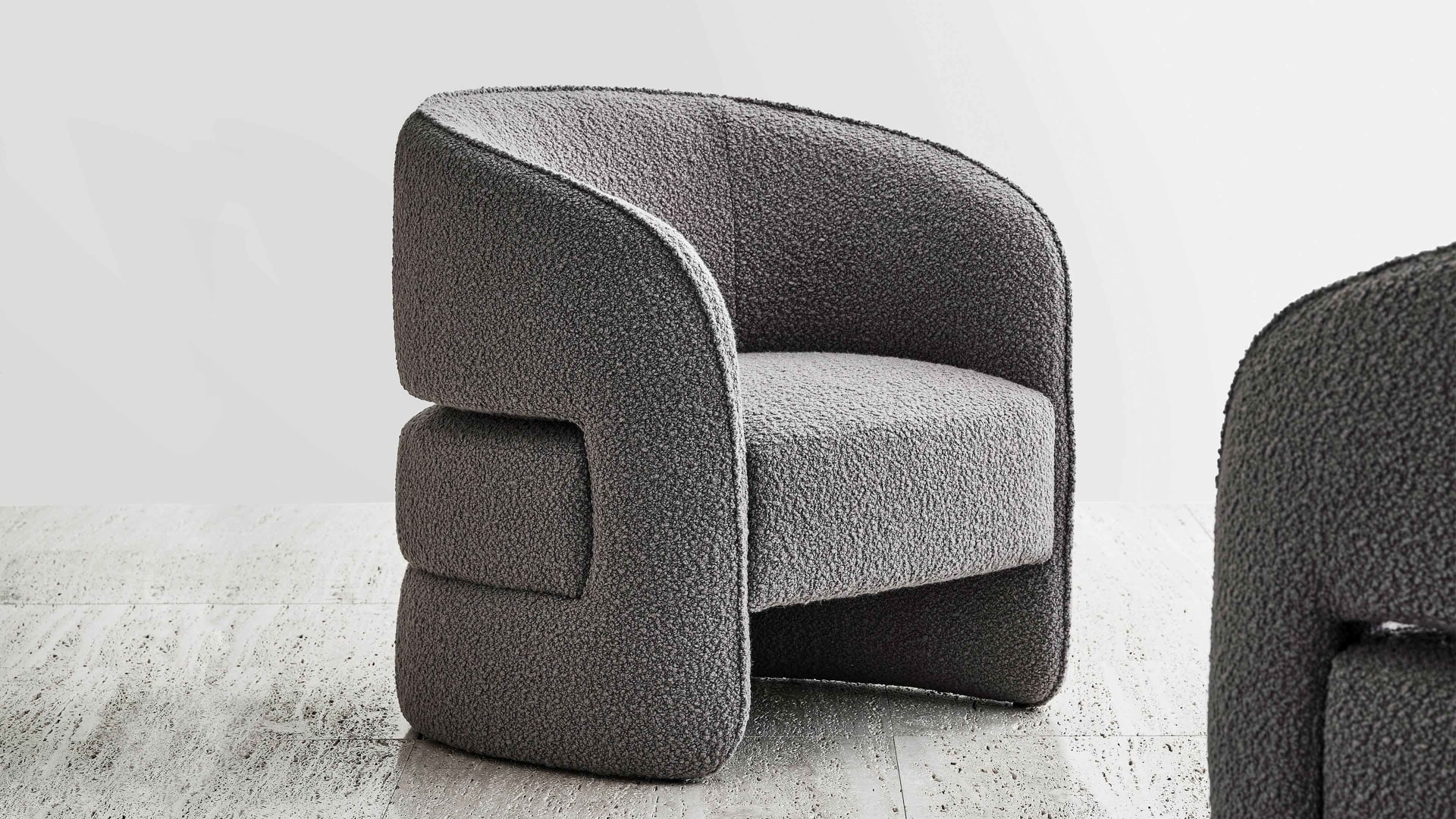 Ambra armchair | Rugiano. An armchair blending simplicity and sinuosity, offering comfort and a versatile contemporary touch for any interior.