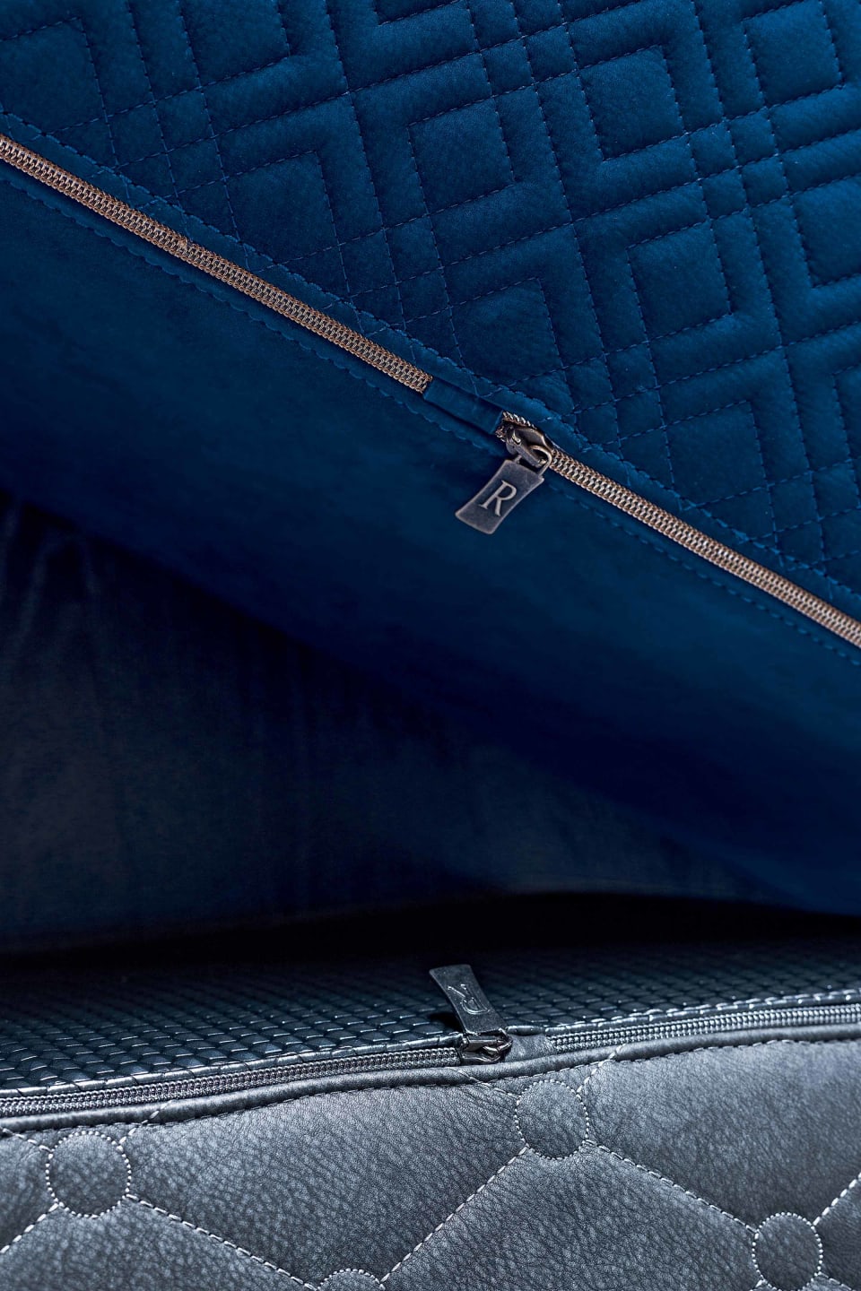 Form Zip indoor benche | Rugiano. Luxurious upholstered bench or pouf with distinctive zip detailing and elegant stitching, perfect for modern interiors.