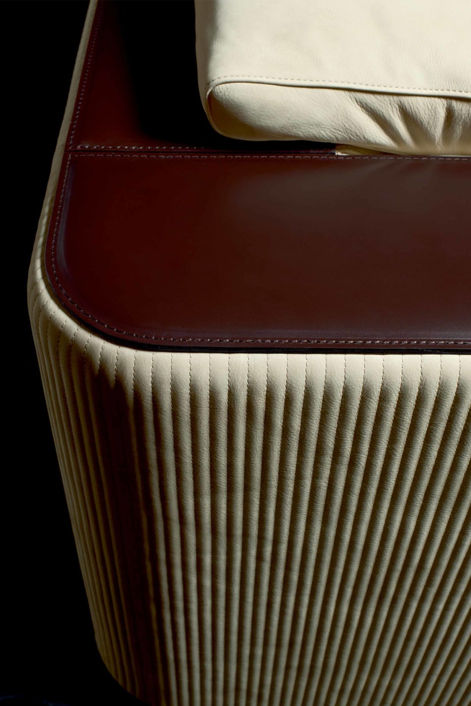 Vogue sofa | Rugiano. Modular upholstered sofa featuring exquisite saddle leather or nubuck details and refined stitching, offering versatile configurations.