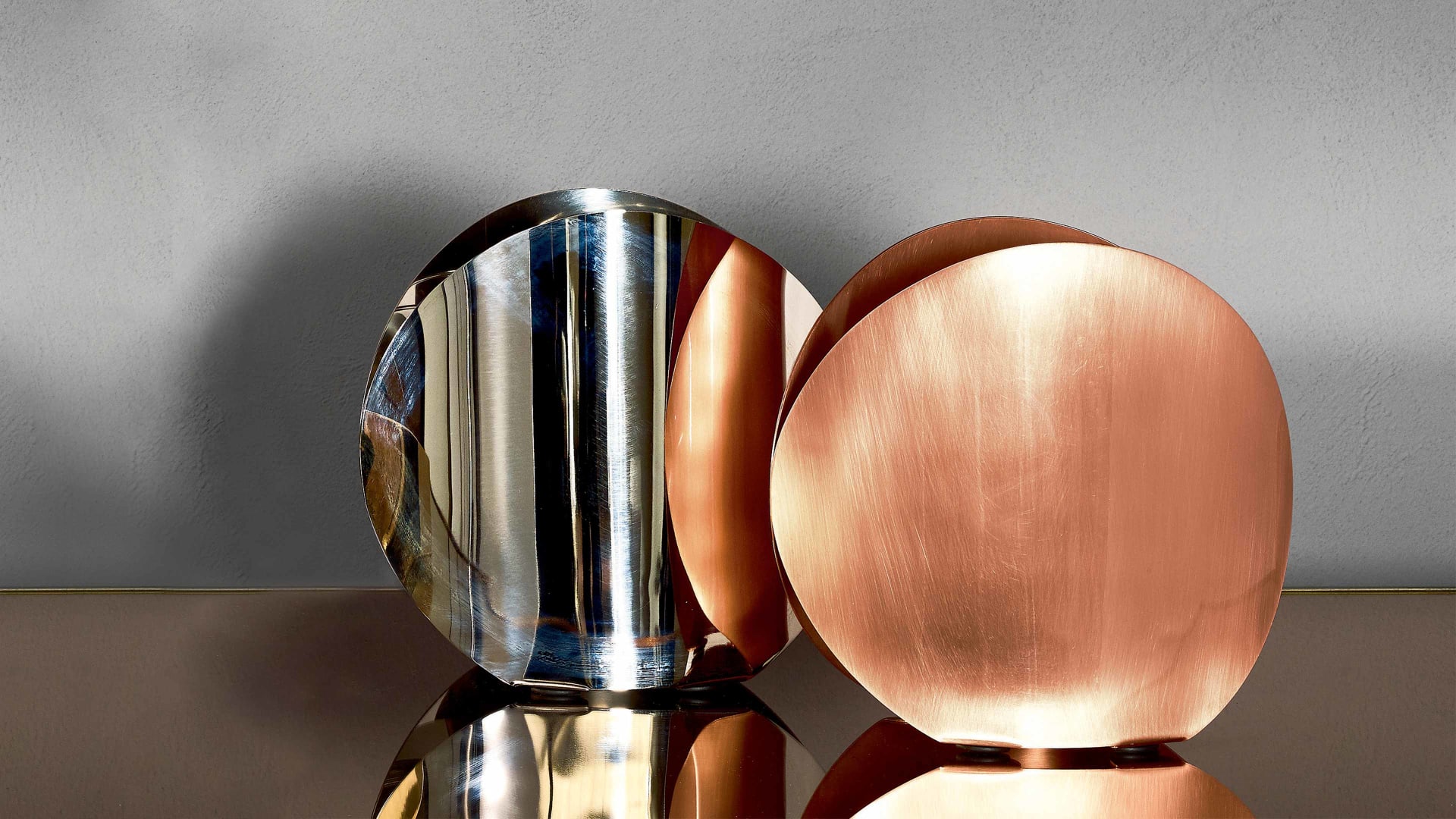 Floris decorative object | Rugiano. Exquisite metallic decorative object with flowing lines, creating an accent of luxury and modern style.