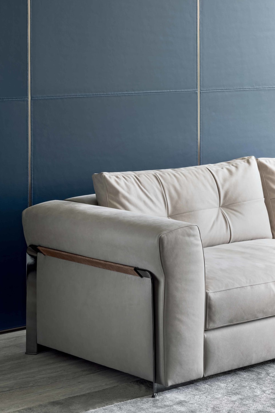 Arthur chaise longue | Rugiano. Modular upholstered sofa with elegant leather detailing and metal base, offering versatile configurations for luxurious comfort.