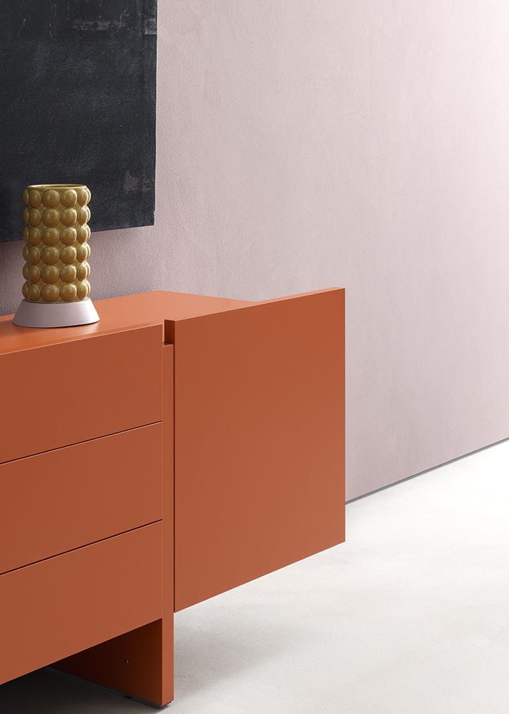 Recta bar cabinet | ALF Dafre. Modular storage with contrasting fronts, 180° opening doors, and internal lacquering for custom solutions.