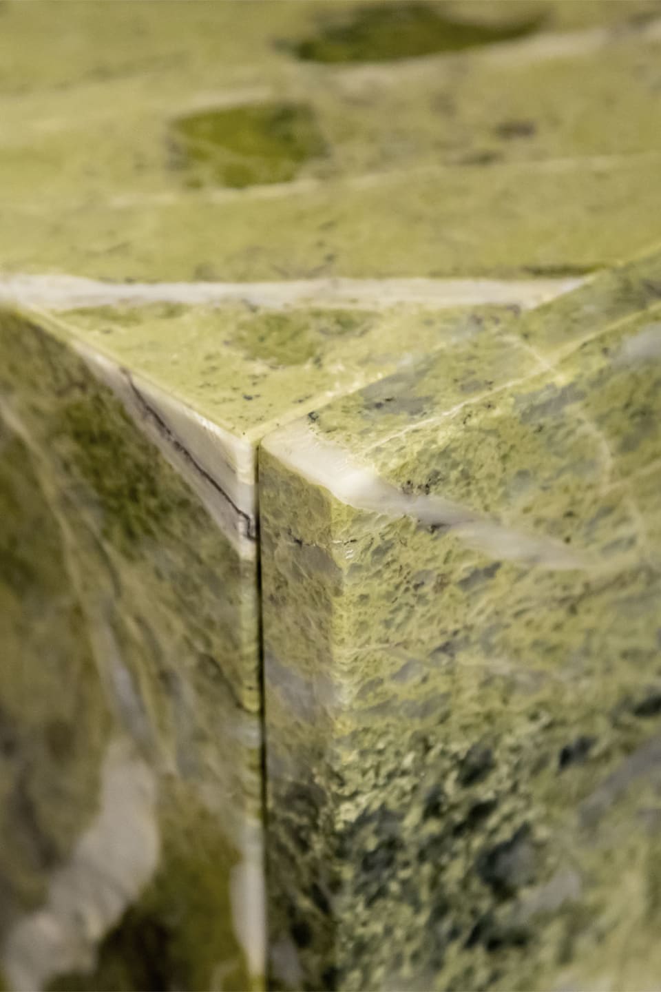 Trace sideboard | Rugiano. Exquisite sideboard with a marble facade and metal base, blending the luxury of natural stone with modern design.