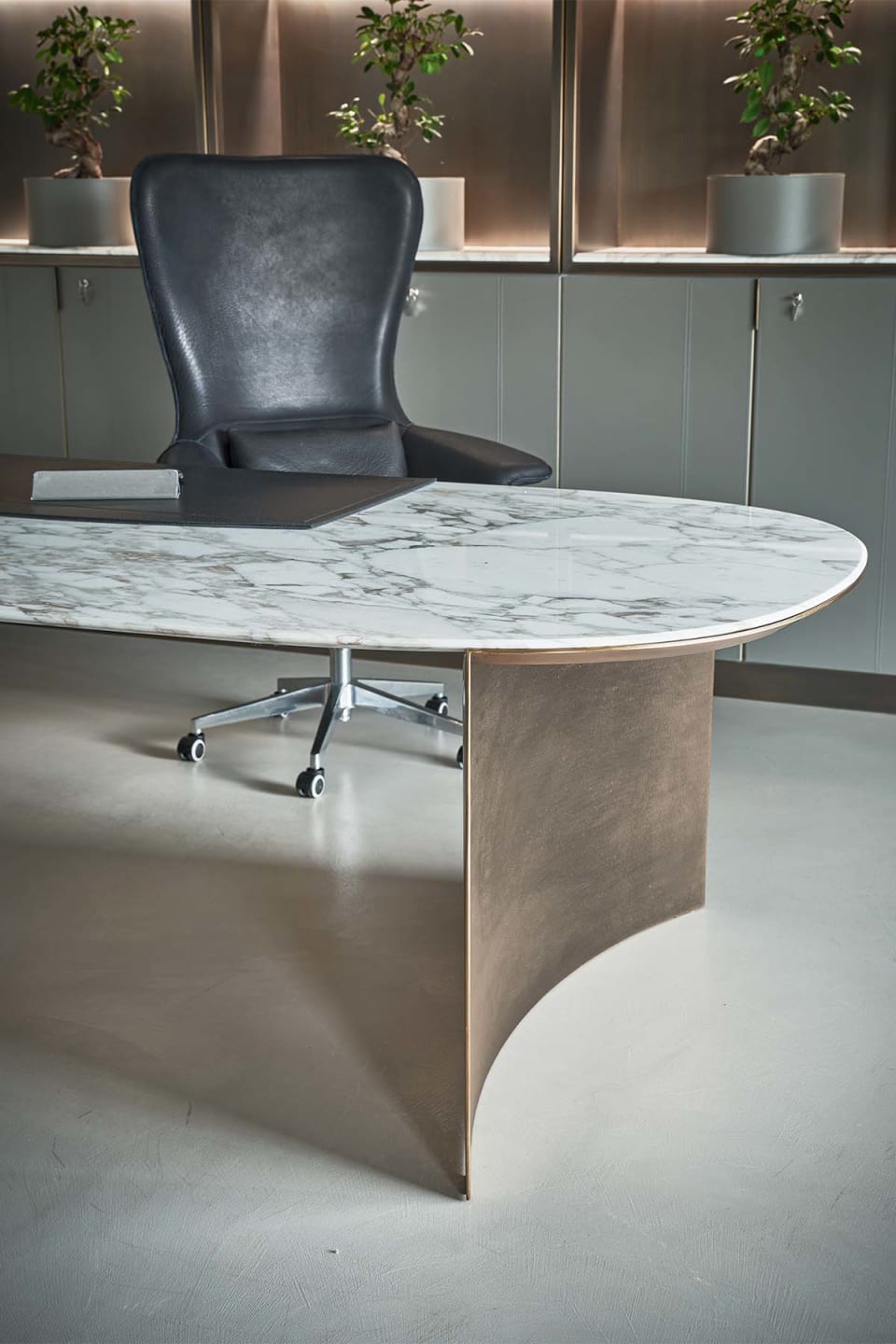 President office desk | Rugiano. Exquisite presidential desk with organic design, bronze profile, and marble or wood top.