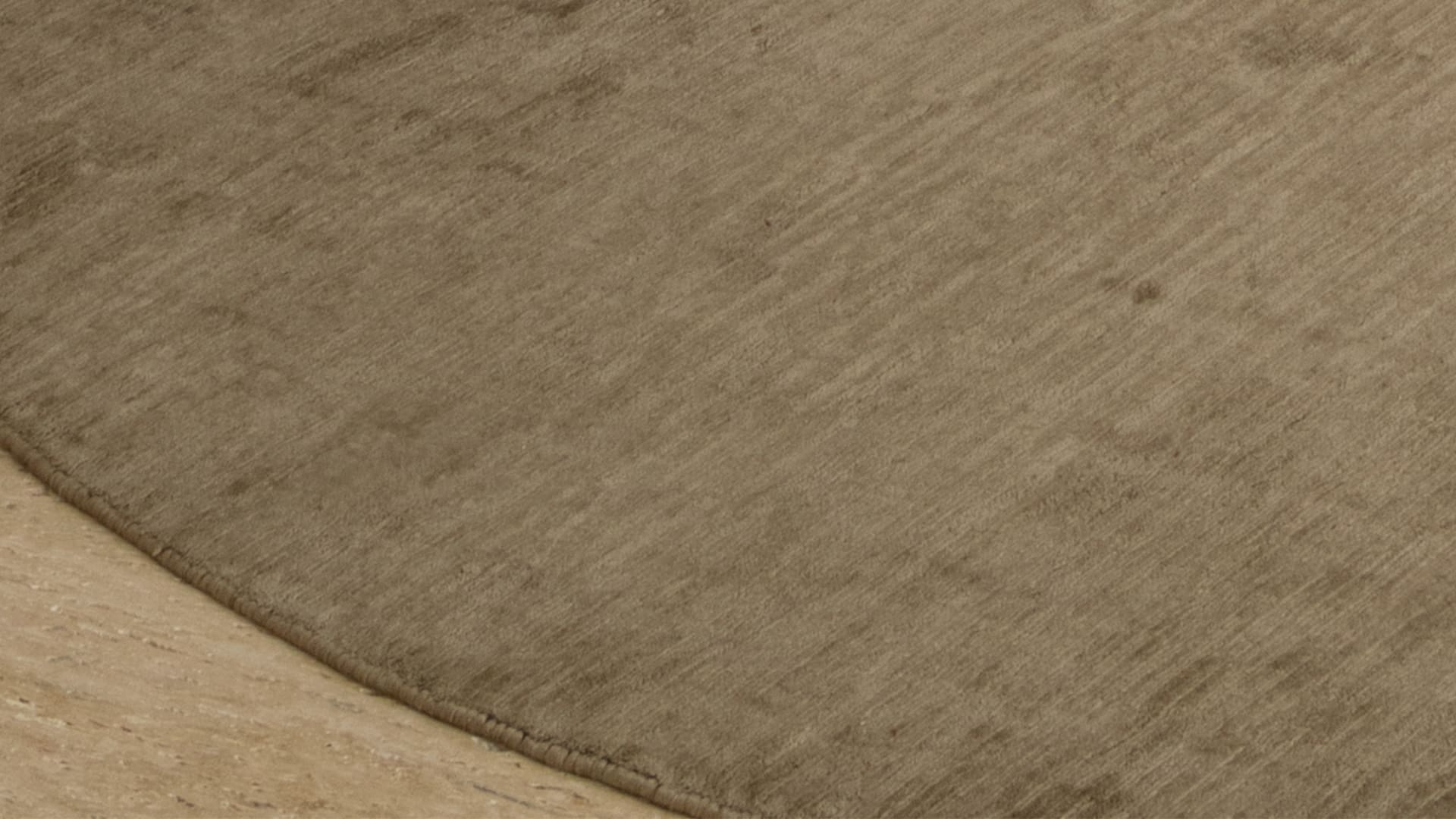 Line Bronze rug | Rugiano. Exquisite rug with an abstract pattern, creating an atmosphere of luxury and modern style.