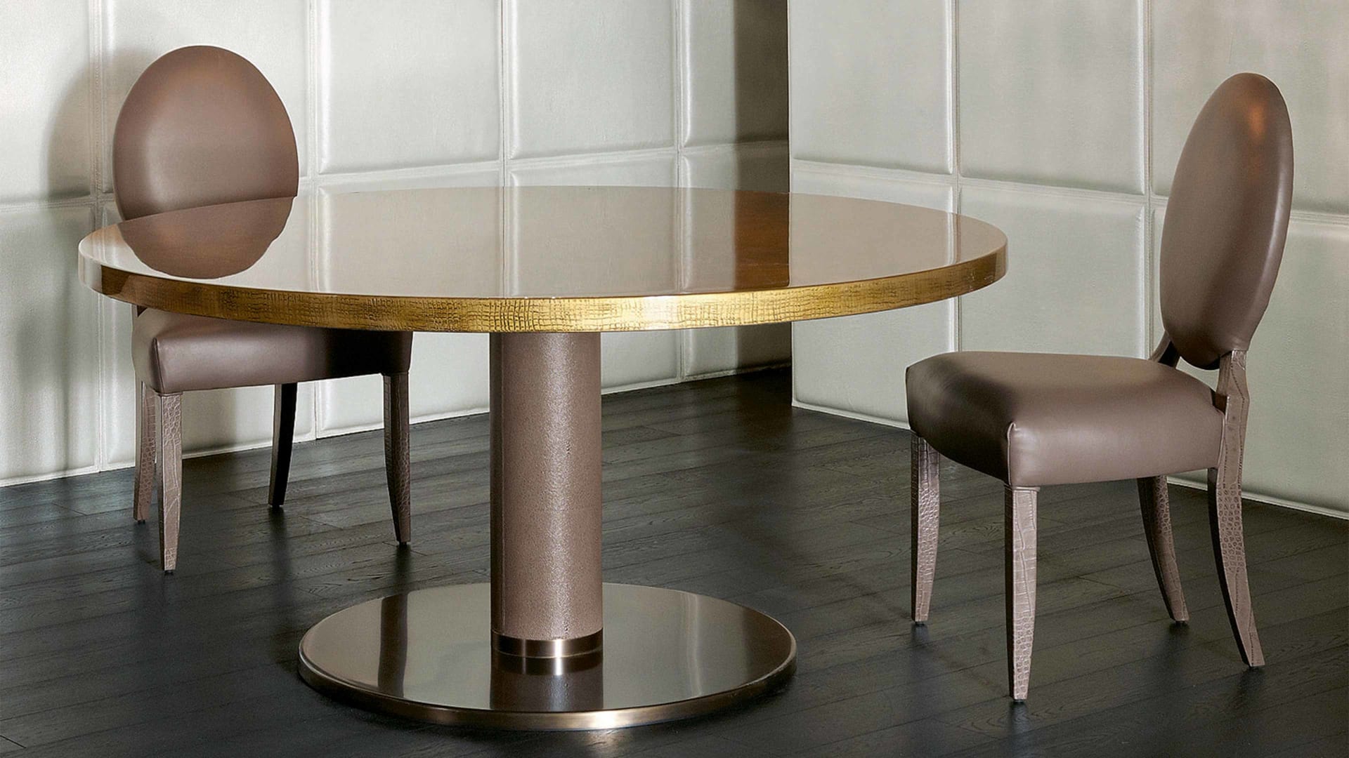Fujico Round table | Rugiano. Round dining table with an elegant, substantial base, perfectly blending modern design and functionality.