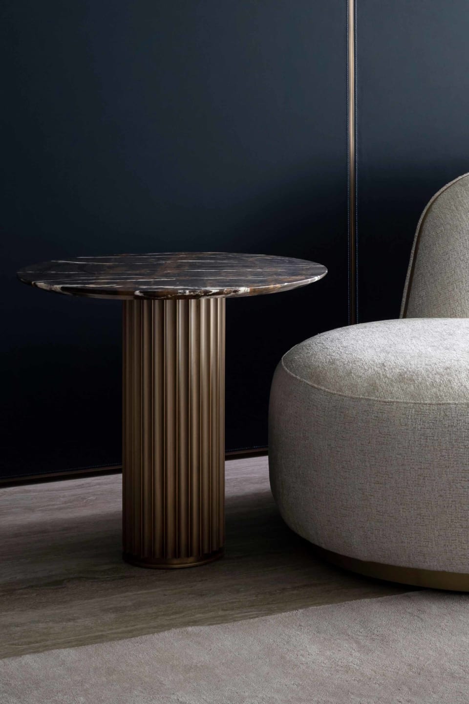 Liberty coffee table | Rugiano. Elegant coffee table with a distinctive column-like bronze-finished base and versatile round tops.