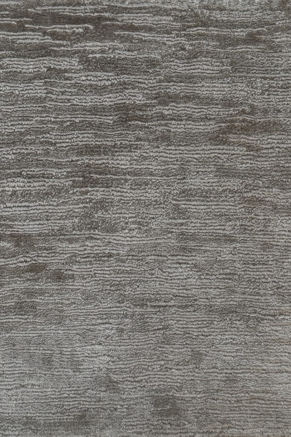 Line Bronze rug | Rugiano. Exquisite rug with an abstract pattern, creating an atmosphere of luxury and modern style.