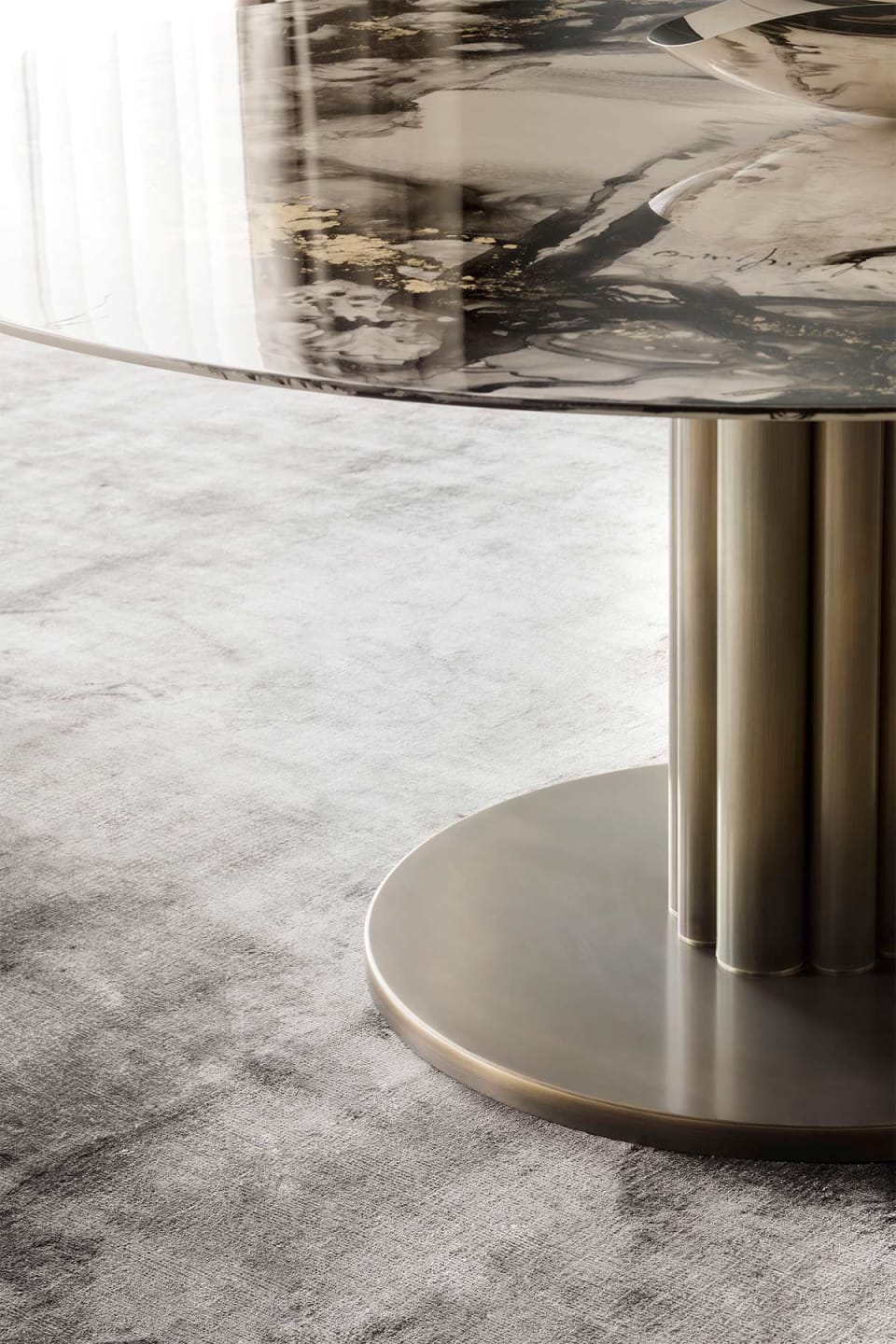Forest Round table | Rugiano. An exquisite round dining table with skillfully welded metal legs and a customizable top in wood, marble, or leather.