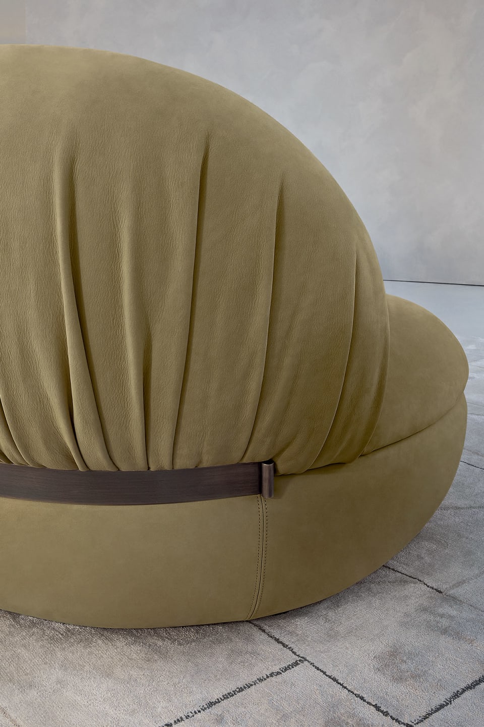 Fandango armchair | Rugiano. Armchair with soft lines and a comfortable padded seat, designed for ultimate relaxation and elegant interiors.