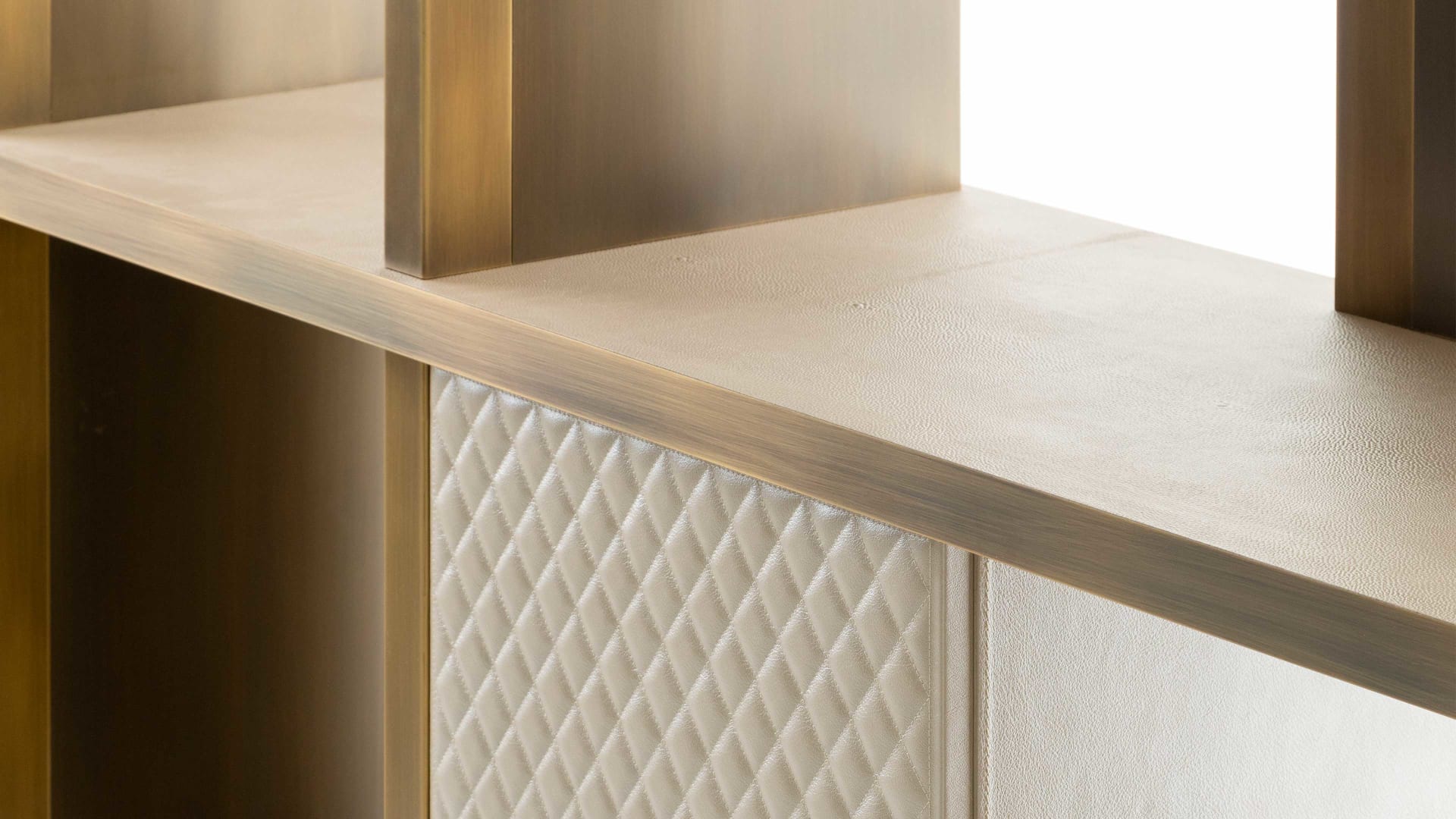 Asia High Box bookcase | Rugiano. A luxurious modular bookshelf with metal structure, leather-upholstered shelves, and optional integrated compartments.