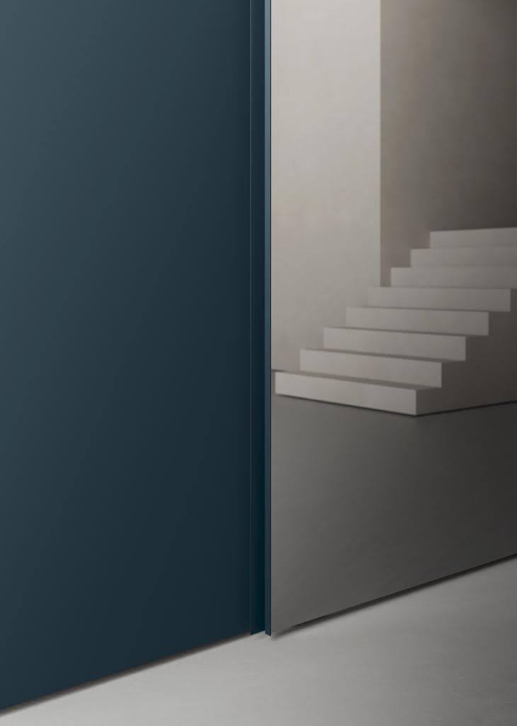 Go Up Sliding Door wardrobe | ALF Dafre. Modern wardrobe with sliding doors and an elegant metal groove profile serving as an integrated handle.