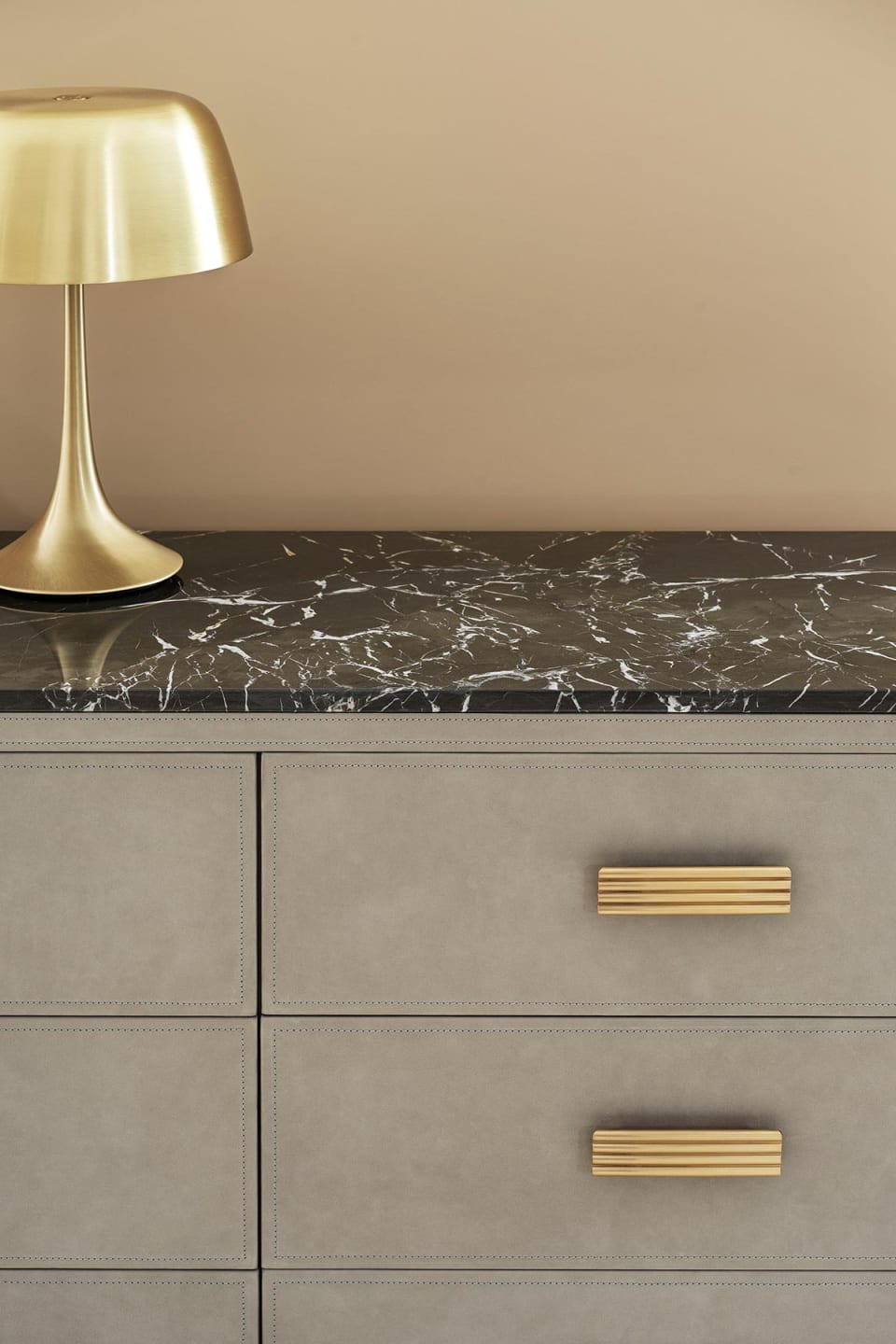 Rubik chest of drawers | Rugiano. Luxurious leather-upholstered chest of drawers with a marble top and metal detailing, featuring six spacious drawers.