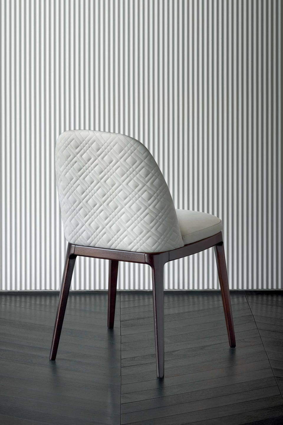 Pocket chair | Rugiano. Elegant upholstered chair with wooden legs, available with a high back for enhanced comfort and style.