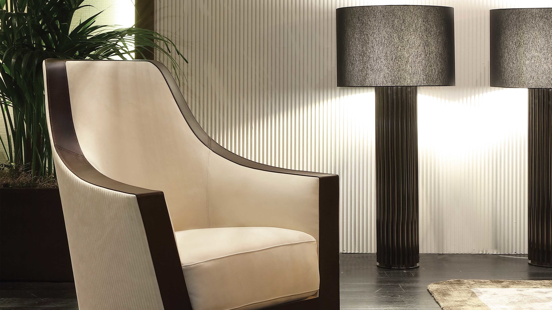 Elisabeth armchair | Rugiano. Elegant armchair with curved lines, perfect for modern interiors, ensuring exceptional comfort.
