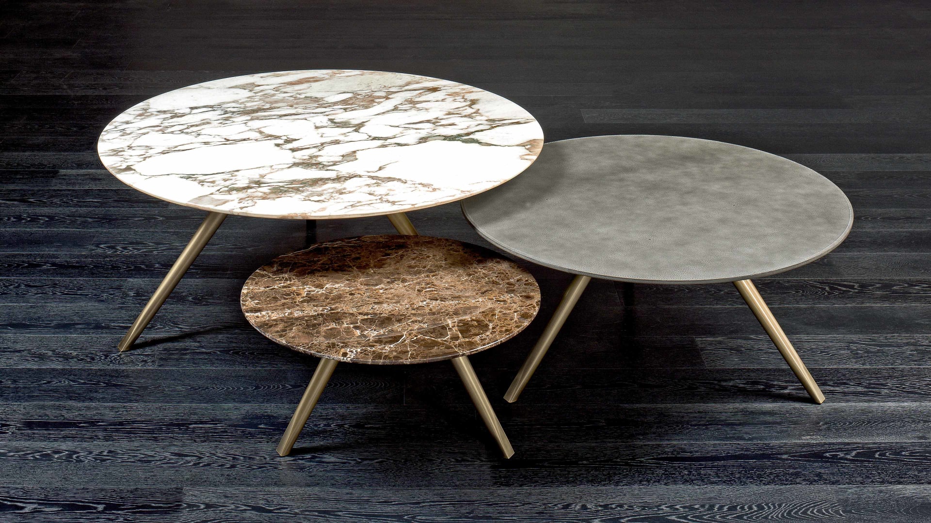 Lord coffee table | Rugiano. Versatile coffee table with metal base and various top finishes like wood, leather, or marble, available in different shapes.