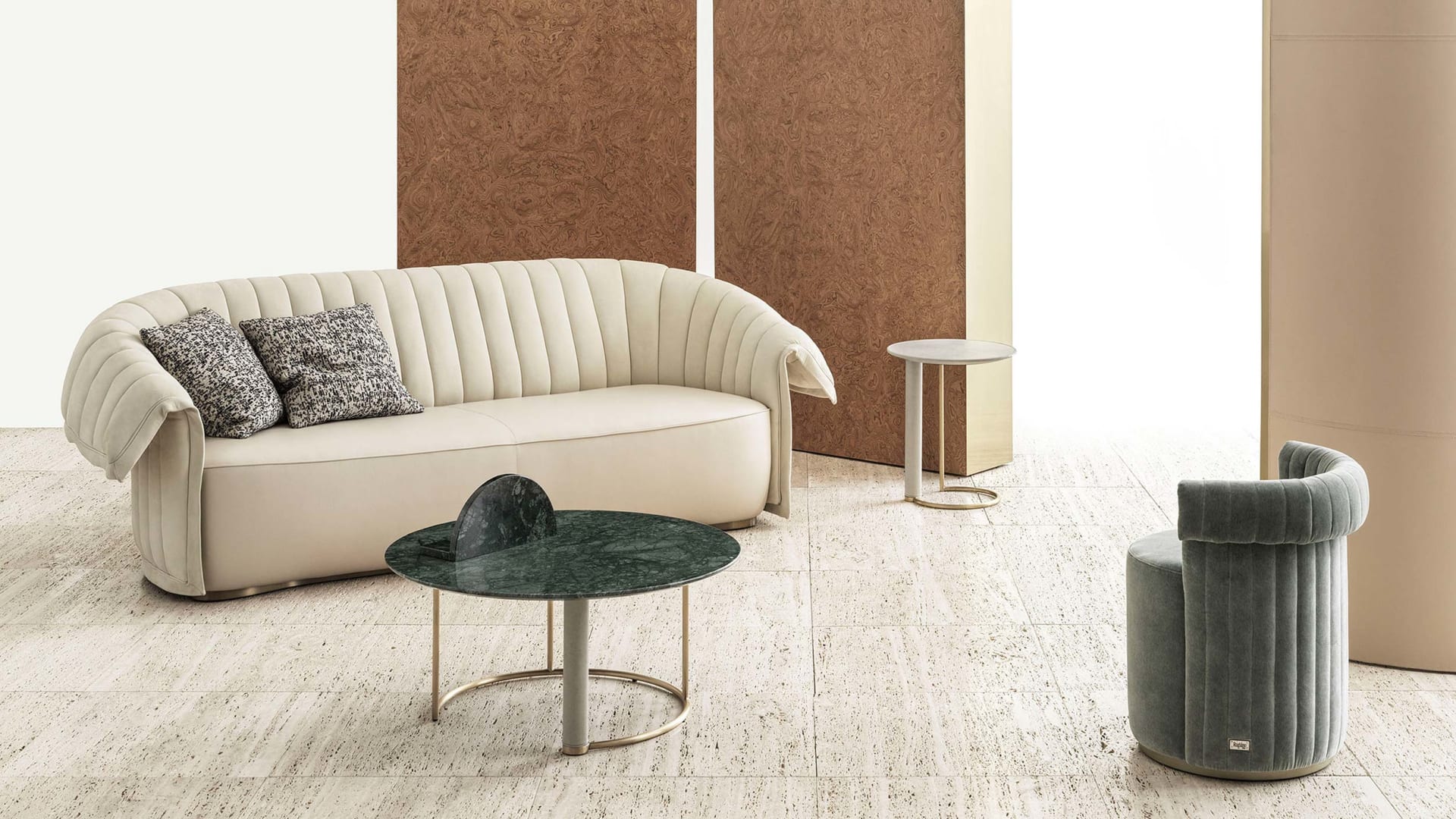 Manta sofa | Rugiano. Luxurious sofa with a soft, sinuous backrest and refined stitching for exceptional comfort and elegant appeal.