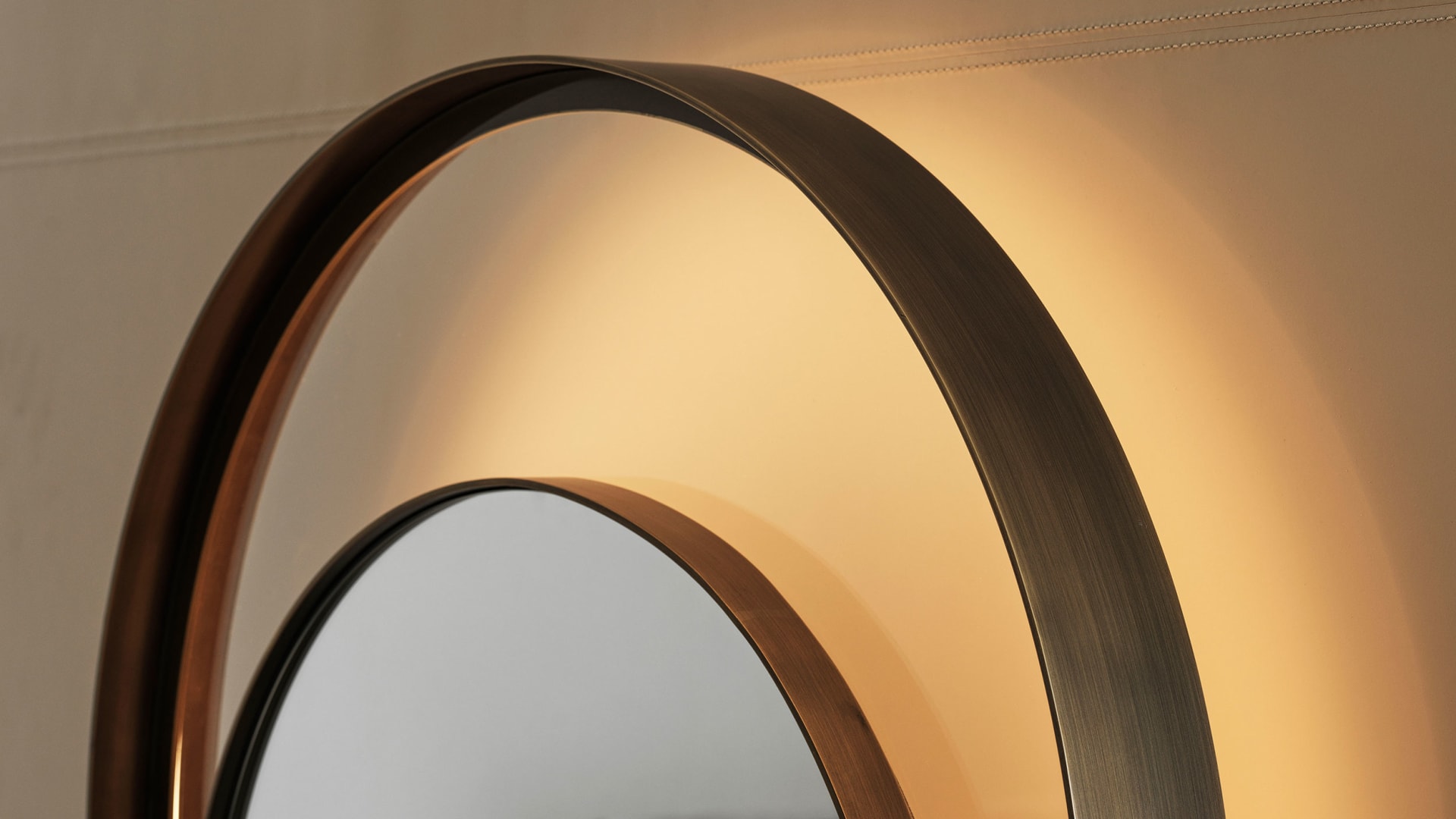 Double Ring mirror | Rugiano. Elegant round mirror with a metal frame and integrated decorative lighting, creating an atmosphere of luxury.