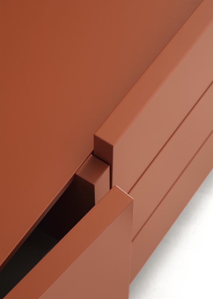 Recta bar cabinet | ALF Dafre. Modular storage with contrasting fronts, 180° opening doors, and internal lacquering for custom solutions.