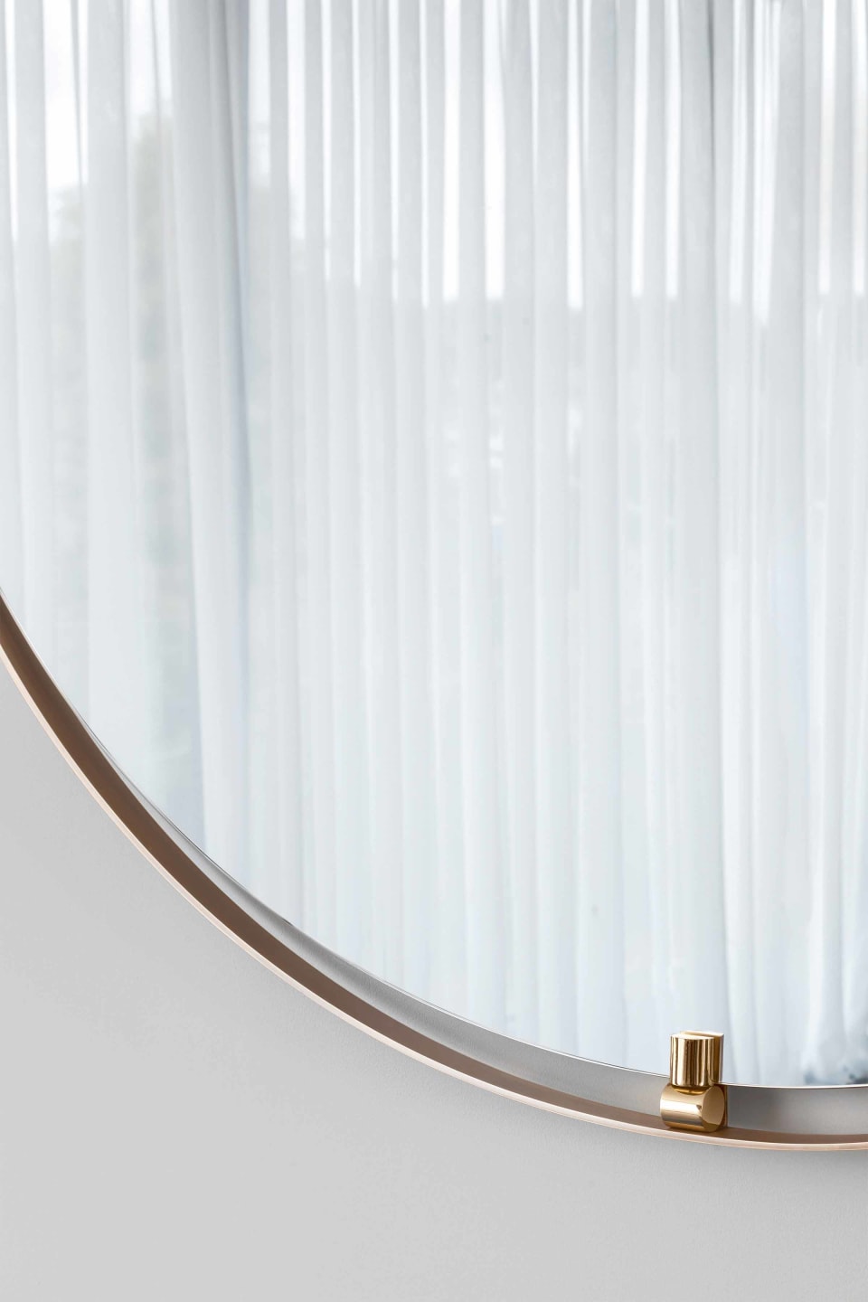 Ofelia mirror | Rugiano. Round designer mirror with a luxurious bronze frame and glossy brass details, blending Art Deco and modern styles.