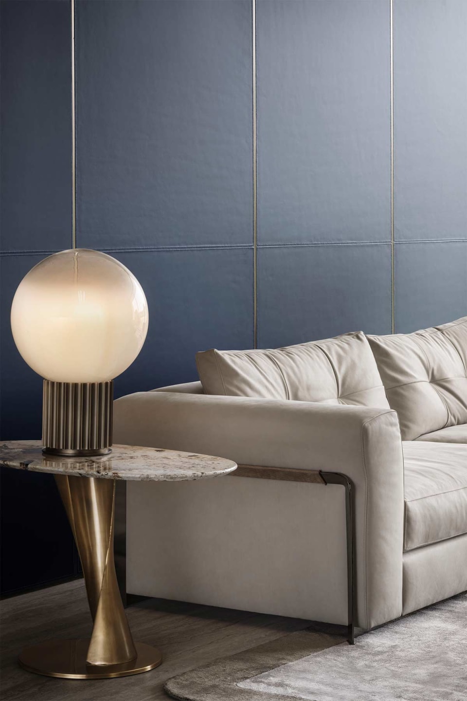 Liberty.P floor lamp | Rugiano. Elegant lamp with a column-like aluminum base in luxurious finishes and a round glass or fabric lampshade.