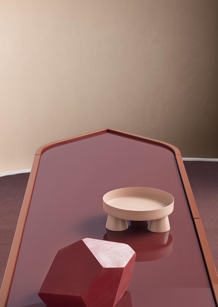 Gioberg bar cabinet | ALF Dafre. Elegant display cabinet with clean lines and modern design, perfect for storage and showcasing.
