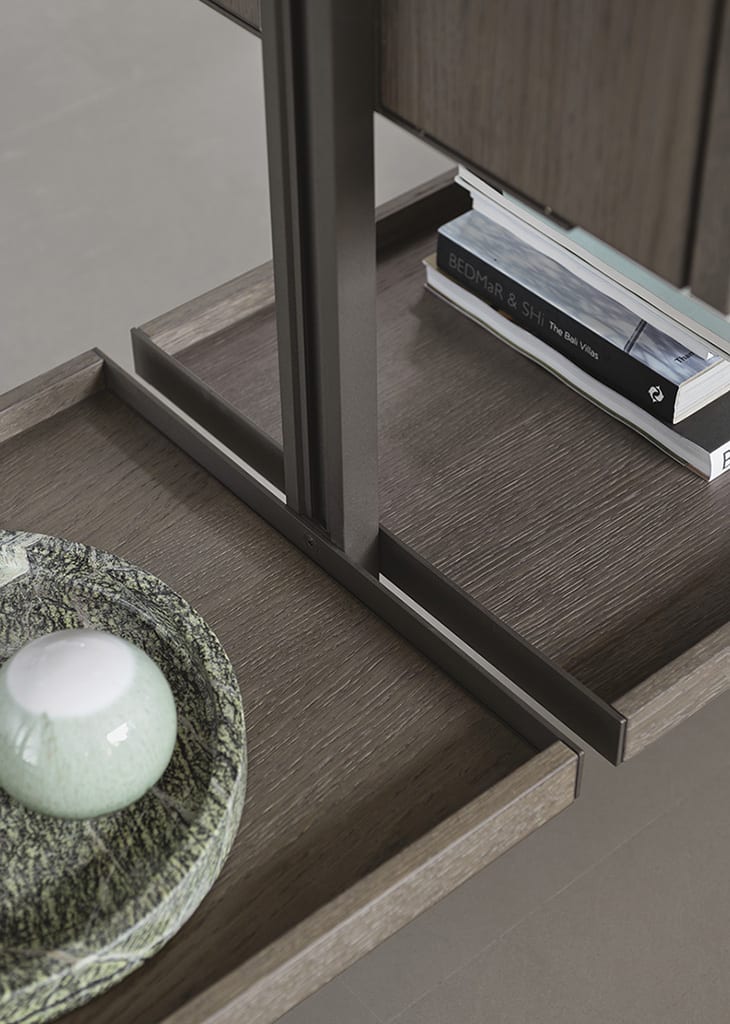 Antis bookcase | ALF Dafre. Modular living area system with adjustable elements and unique, hole-free aluminum uprights for versatile configuration.