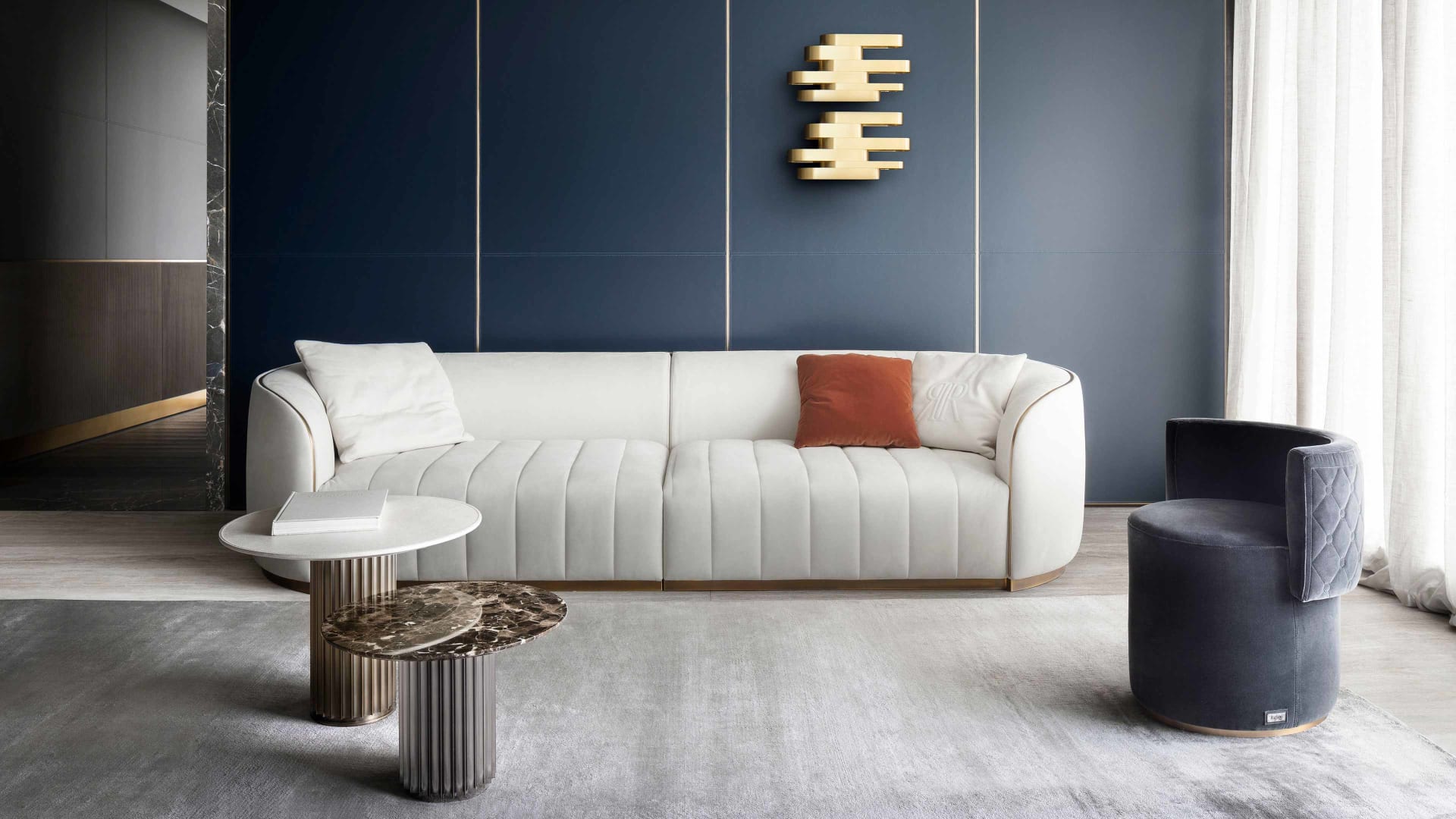 Liberty coffee table | Rugiano. Elegant coffee table with a distinctive column-like bronze-finished base and versatile round tops.