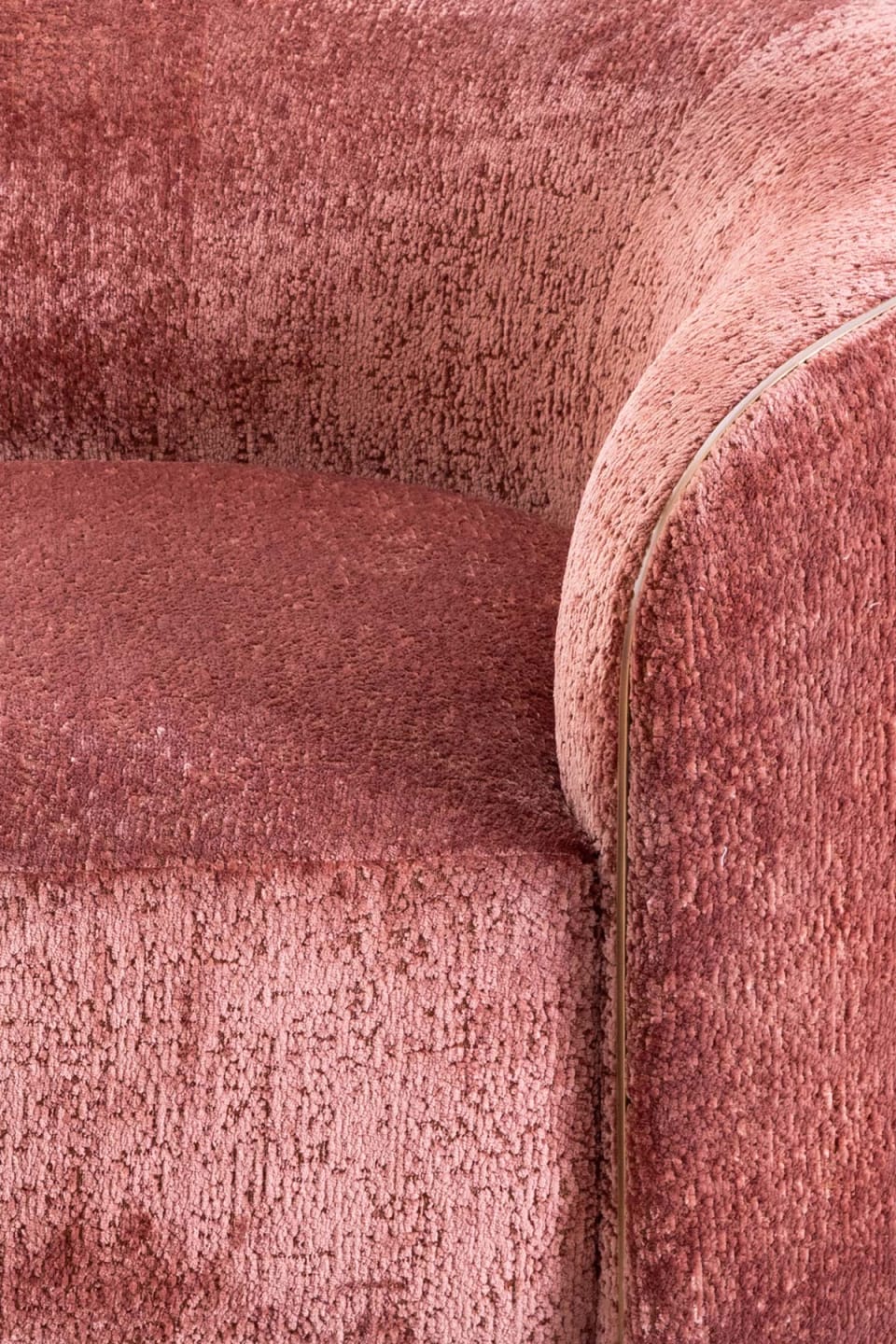 Pierre chaise longue | Rugiano. Luxurious modern chaise longue with elegant curved design, perfect for sophisticated relaxation in high-end interiors.