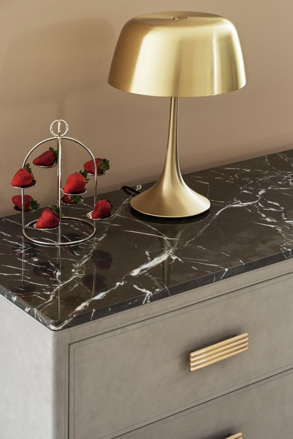 Rubik chest of drawers | Rugiano. Luxurious leather-upholstered chest of drawers with a marble top and metal detailing, featuring six spacious drawers.