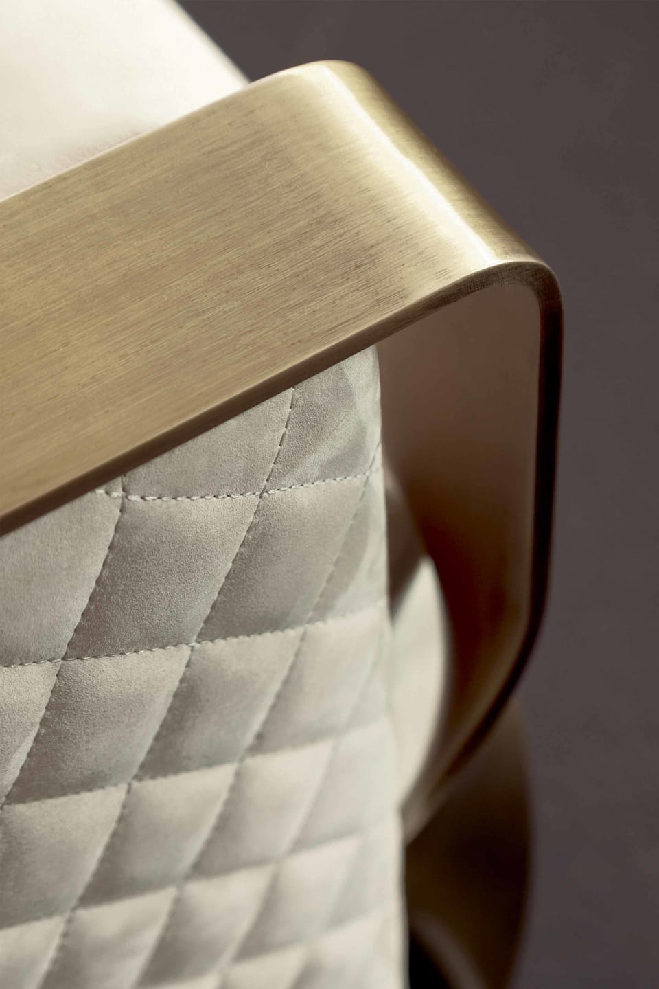 Paris sofa | Rugiano. Luxurious sofa with a unique twisted structure, available in various sizes and finishes, including elegant matelassé.