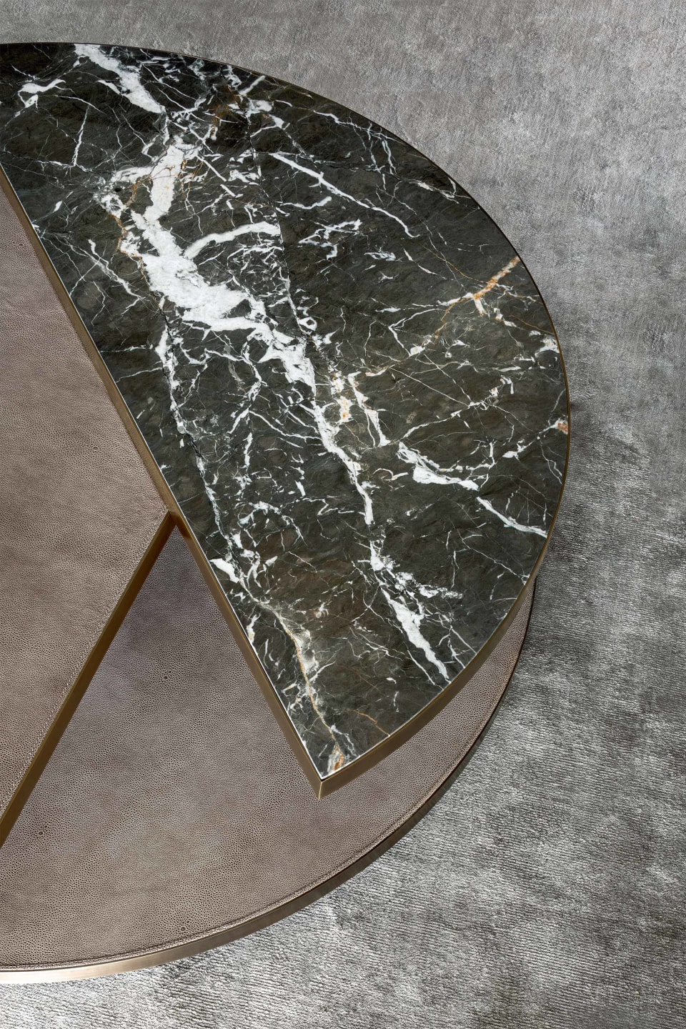 Moon coffee table | Rugiano. A luxurious round coffee table featuring exquisite marble and leather or ebony tops, complemented by elegant bronze profiles.
