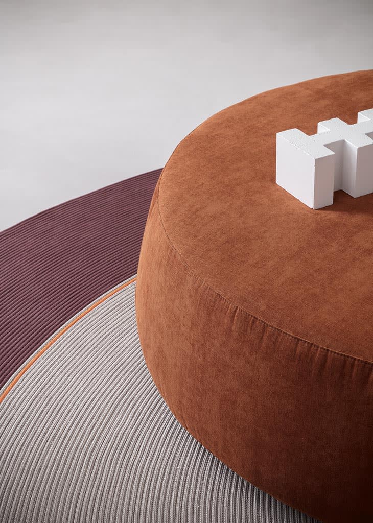 Denny pouf | ALF Dafre. Elegant upholstered pouf with rounded shapes and a removable cover, perfect for seating or as a surface.