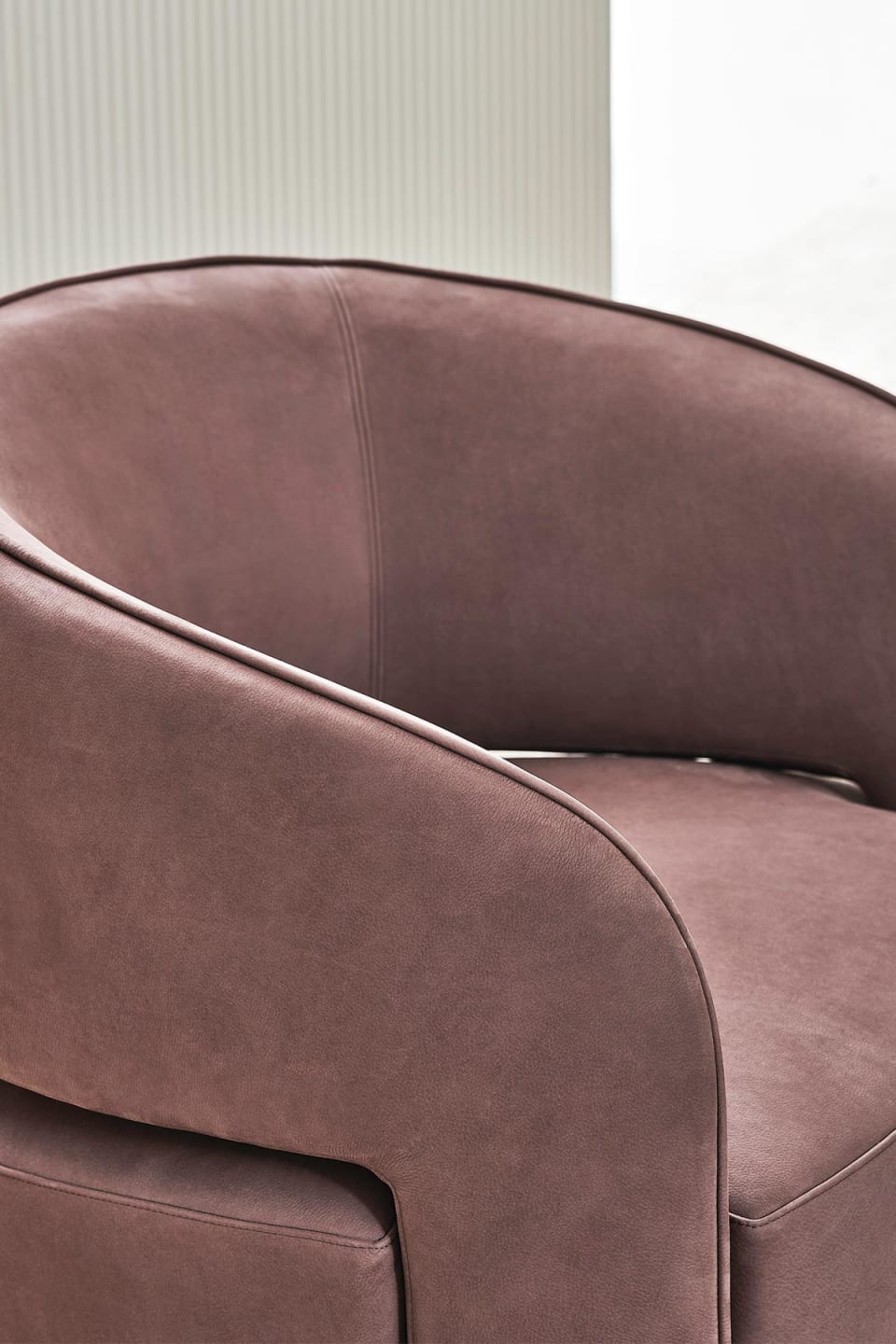 Ambra armchair | Rugiano. An armchair blending simplicity and sinuosity, offering comfort and a versatile contemporary touch for any interior.