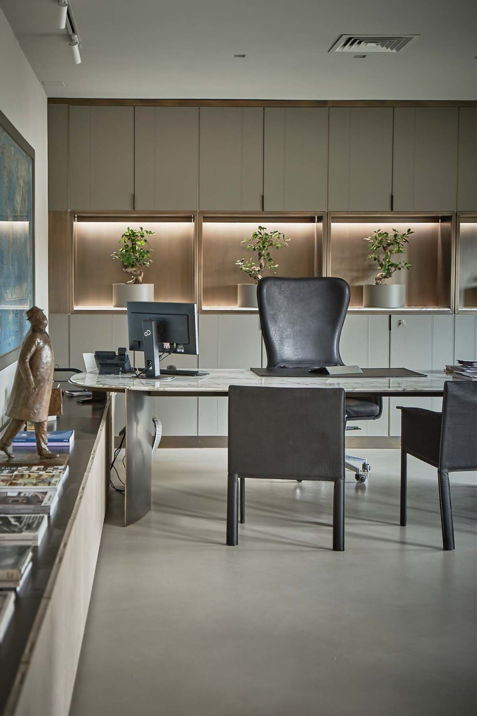 President office desk | Rugiano. Presidential desk with organic design, crafted from bronze, marble, and wood, perfect for luxury office interiors.