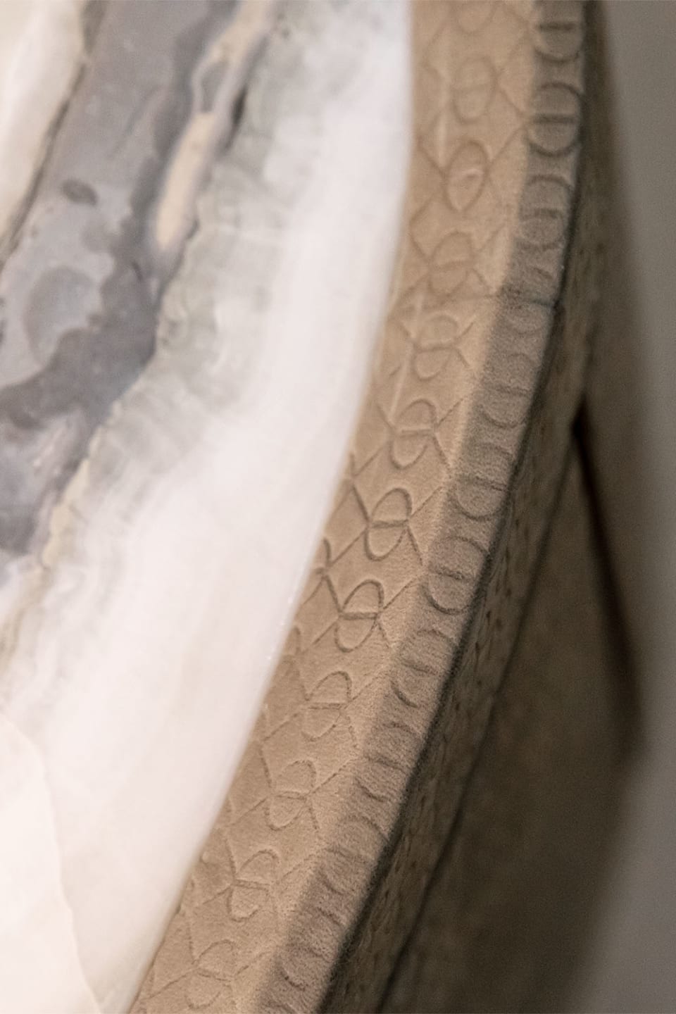Boheme chest of drawers | Rugiano. Luxurious chest of drawers with three leather-upholstered drawers, a sophisticated marble top, and elegant gloss brass accents.