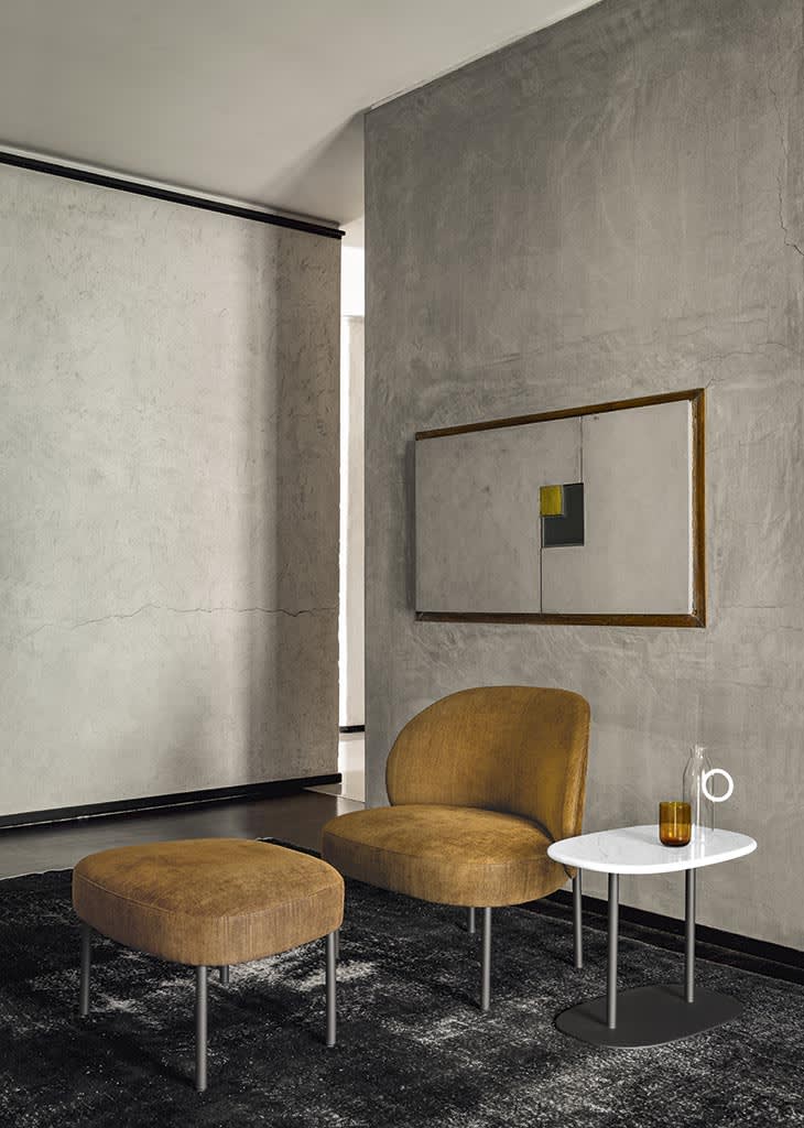 Neyõ tavolino side table | ALF Dafre. Elegant side table with a curved top and metal base, perfect for living areas or bedrooms.