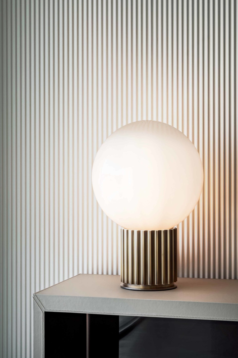 Liberty.P floor lamp | Rugiano. Elegant lamp with a column-like aluminum base in luxurious finishes and a round glass or fabric lampshade.