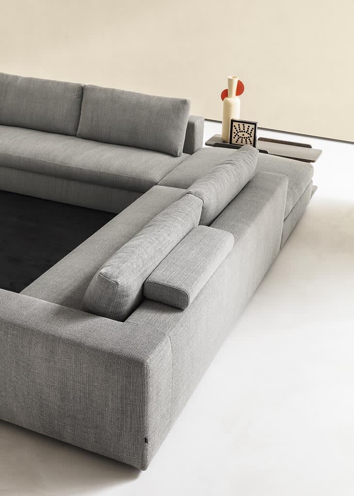 California sofa | ALF Dafre. Modular sofa with integrated wooden bookcases, creating flexible and inviting spaces.
