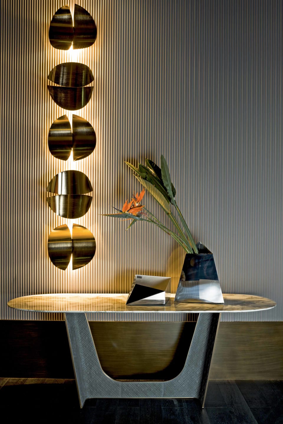 Wings console | Rugiano. An exquisite console with a unique curved base, blending modern elegance with Art Deco flair, perfect for luxurious interiors.