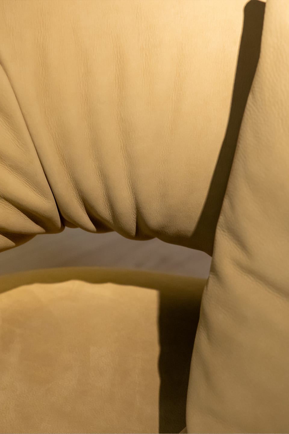 Abbraccio sofa | Rugiano. Curved sofa with an enveloping design, offering exceptional comfort and modern aesthetics.