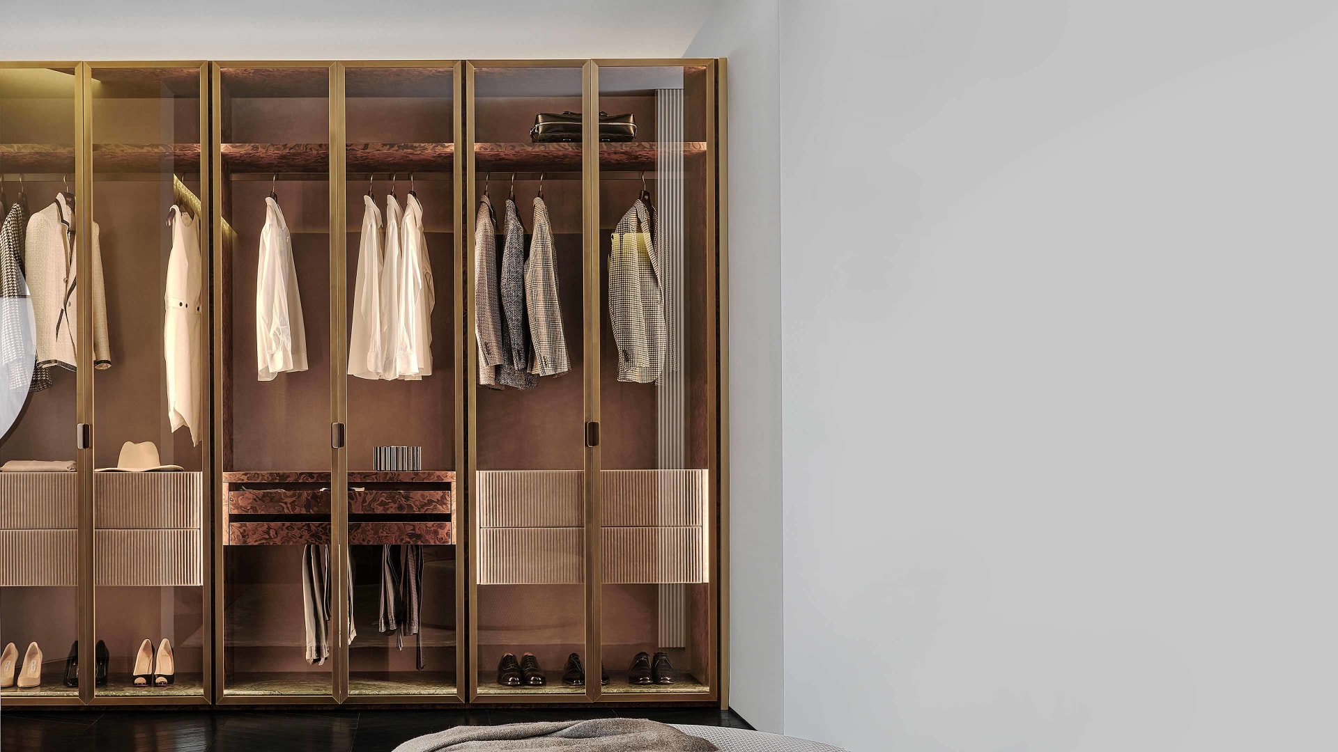 Zelo wardrobe | Rugiano. Modular wardrobe with elegant glass doors, offering sophisticated storage and customizable interior solutions.