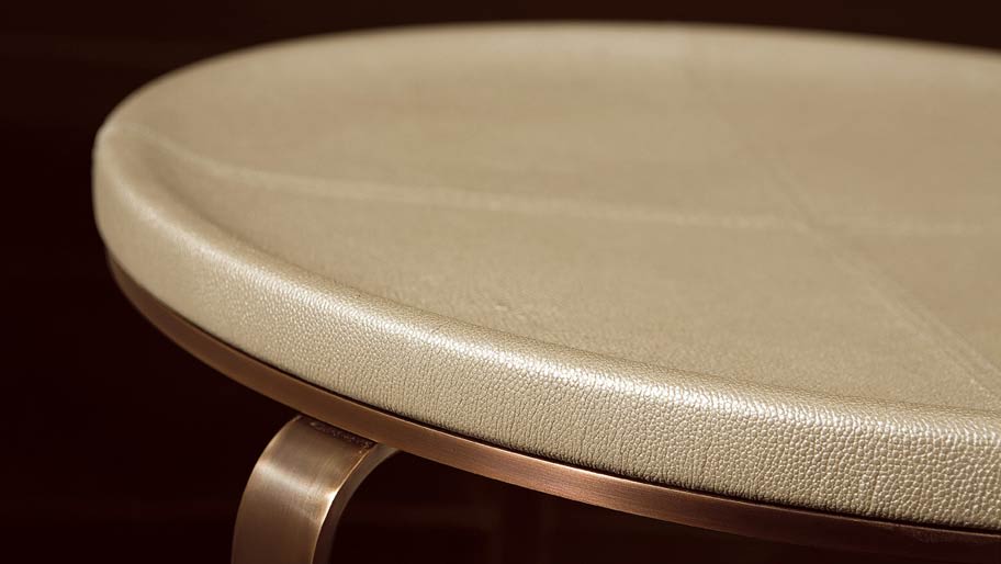 Egidio Round coffee table | Rugiano. Elegant coffee table available in multiple sizes, featuring a sleek round top and a distinctive rounded base, perfect for modern and Art Deco interiors.