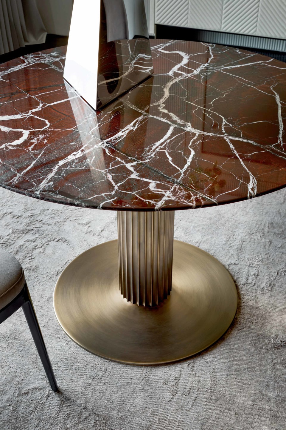 Liberty table | Rugiano. Elegant dining table with a distinctive column-like bronze base and luxurious marble or hand-painted top.