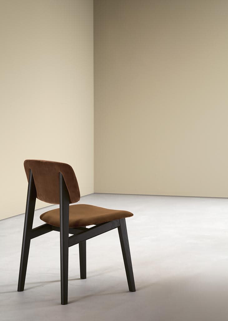 Shift chair | ALF Dafre. Elegant ash wood chair with a unique deconstructed design, blending comfort and contemporary aesthetics.