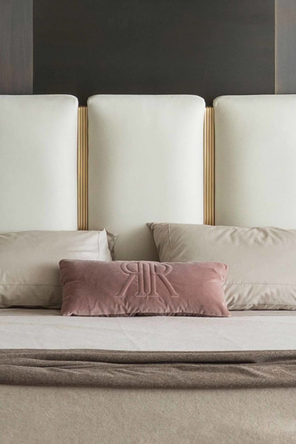 Club bed | Rugiano. Luxurious bed with upholstered headboard featuring brushed metal and leather details, creating a sophisticated aesthetic.