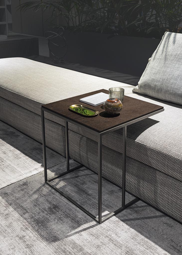 Kobe side table | ALF Dafre. Sleek occasional table blending painted metal and a wooden top, perfect for modern interiors.
